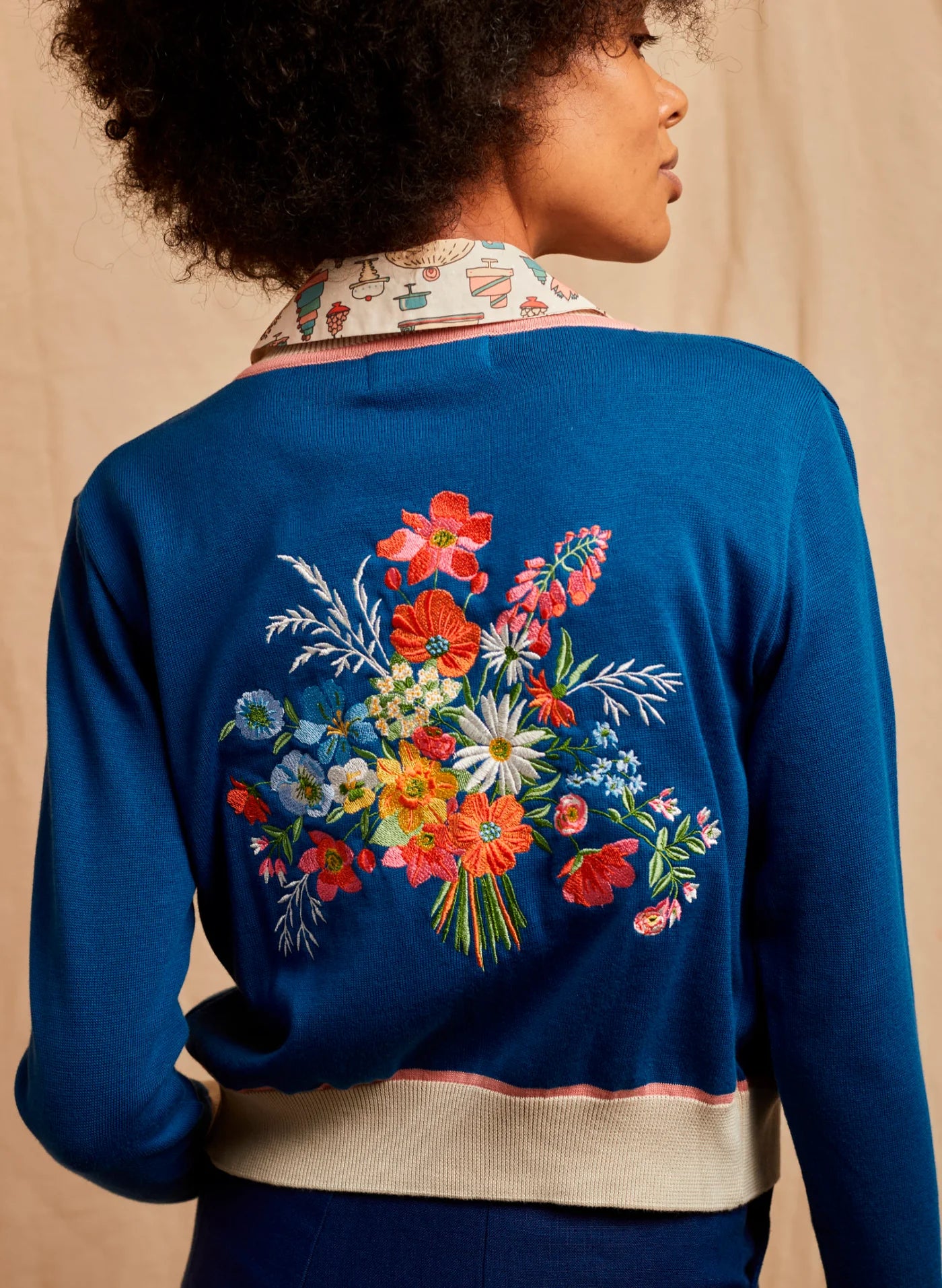 Palava Vera Cardigan Blue Posies bestickt Bio Baumwolle Vorderansicht