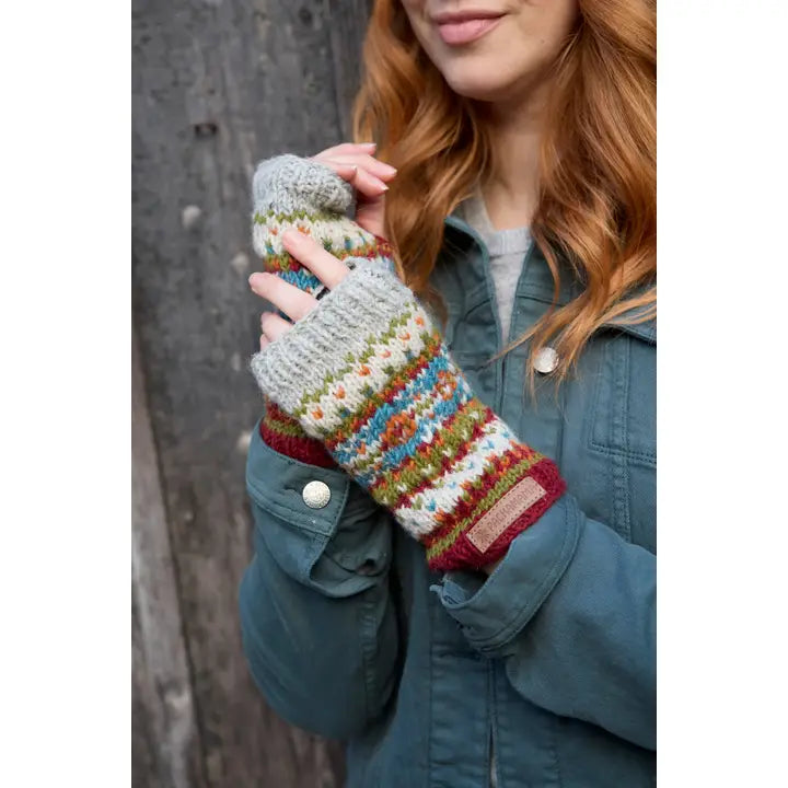 Frau trägt Iona handgestrickte Fair-Isle Woll-Handwärmer ohne Finger mit Fleecefutter
