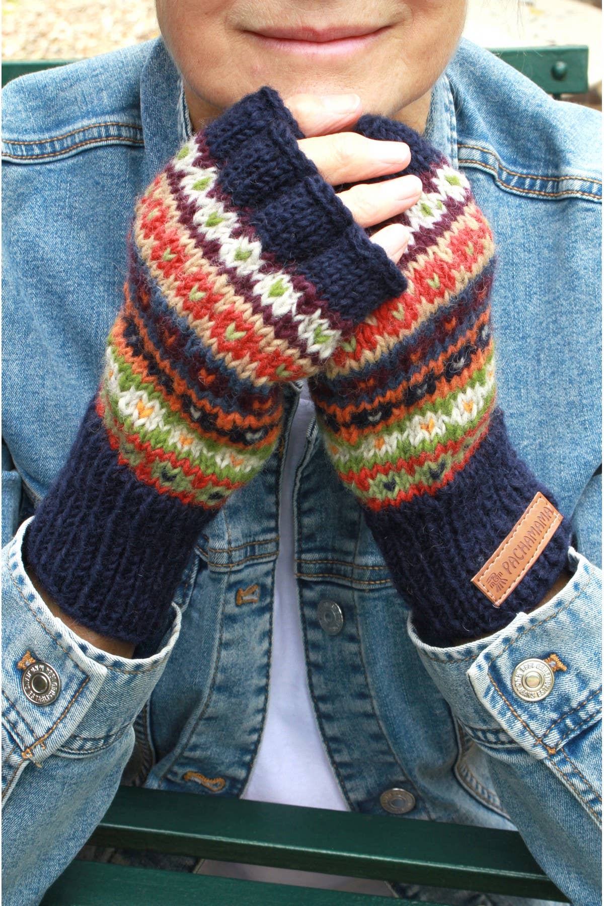 Pachamama Colorado fingerlose Woll Handwärmer mit Fair Isle Muster am Model