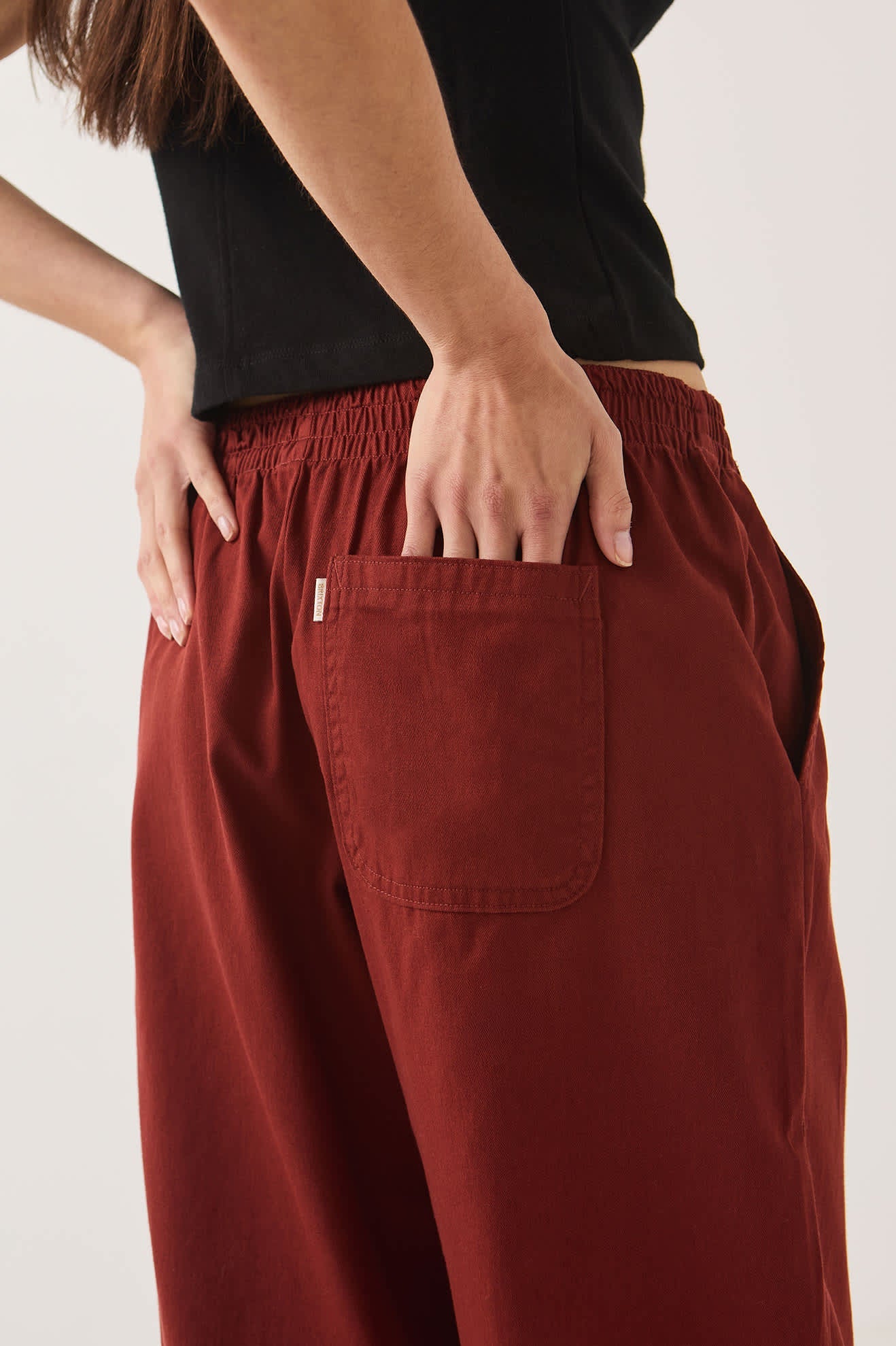 Brixton Lounge Pant Dark Brick Rückansicht im Relaxed Fit