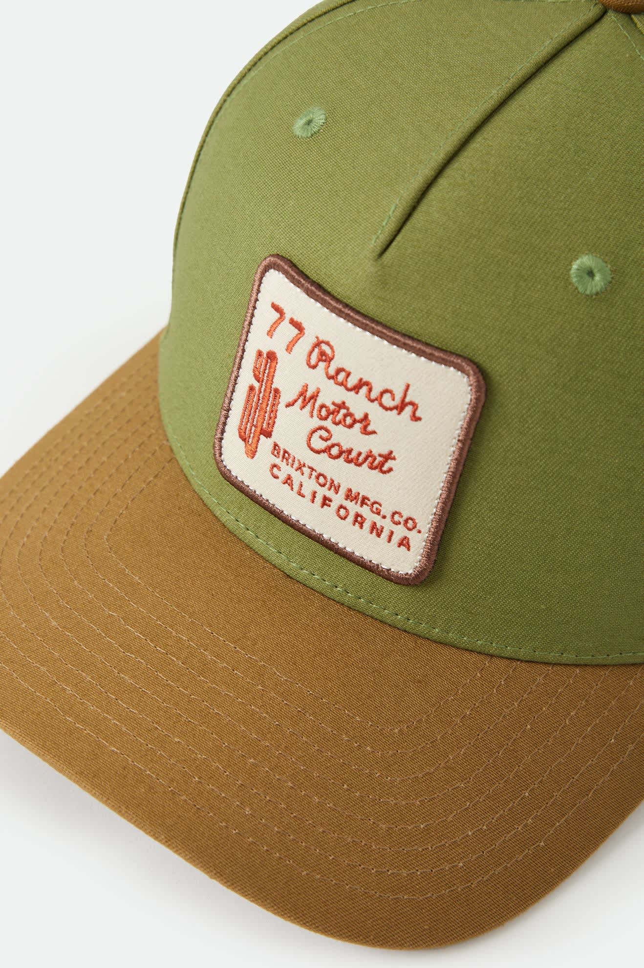 Gestickter Ranch Moto Patch auf Brixton Vintage Snapback Cap
