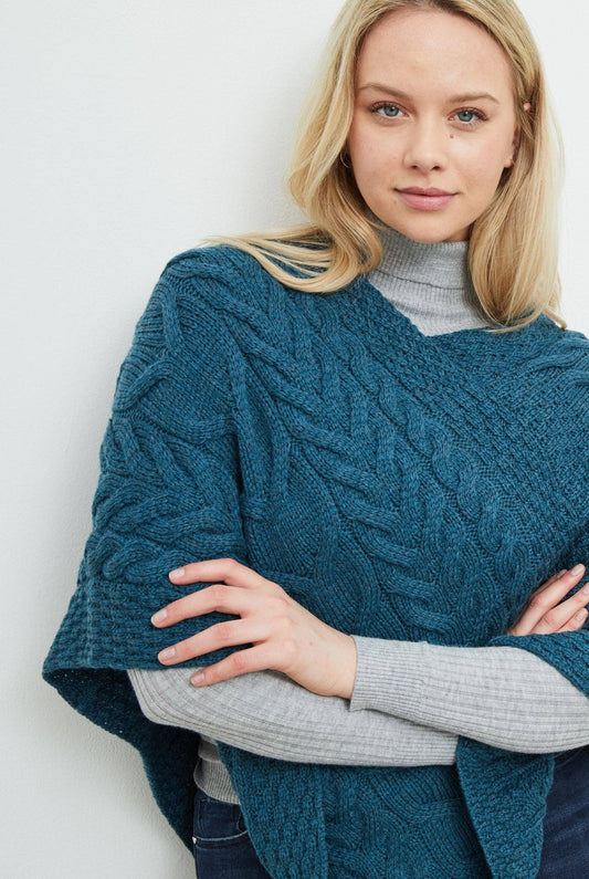 Aasleagh Falls Aran Poncho Teal – Damen Poncho aus Merinowolle mit Zopfmuster