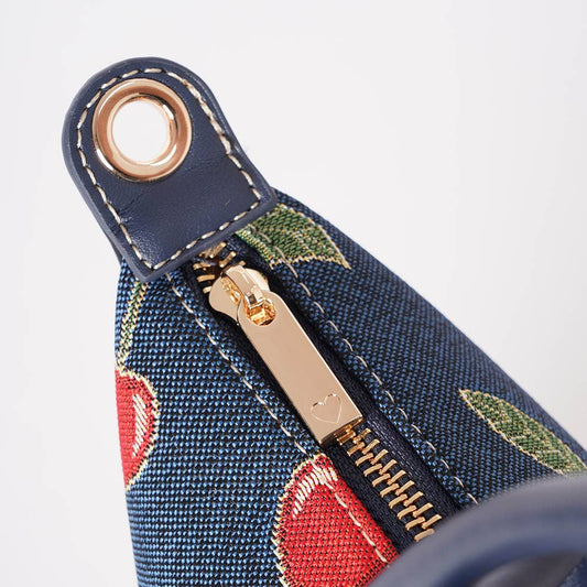 Detail des verstellbaren Schulterriemens der Signare Kirschen Tasche