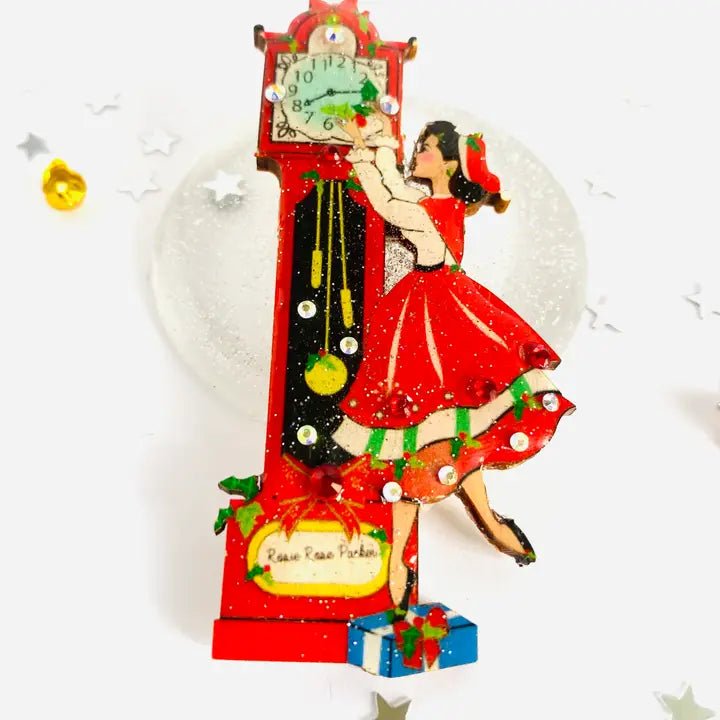 Vintage Weihnachtsbrosche mit Dame und roter Standuhr
