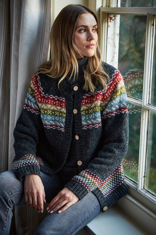 Pachamama Fair-Isle Strickjacke aus 100 % Wolle – handgestrickt in Nepal mit buntem Muster und Holzknöpfen