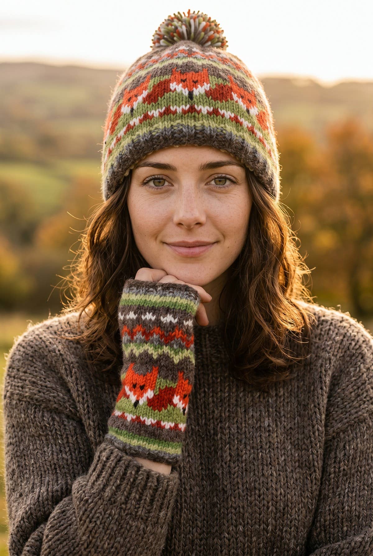 Damen Fair Isle Wollmütze mit Fuchsmuster und Bommel getragen