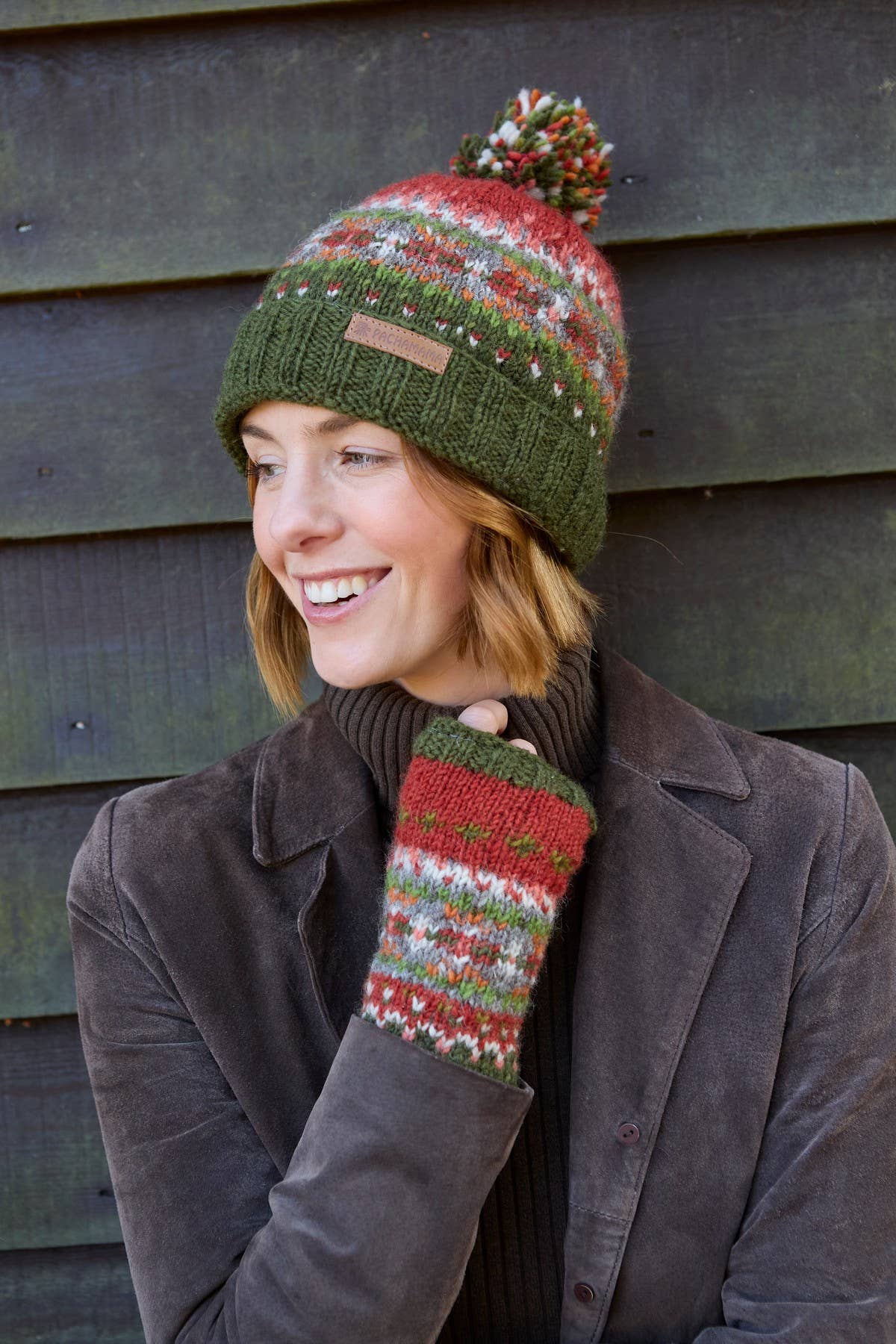 Pachamama Iona Woll Bommelmütze im Fair Isle Muster in Moosgrün am Model