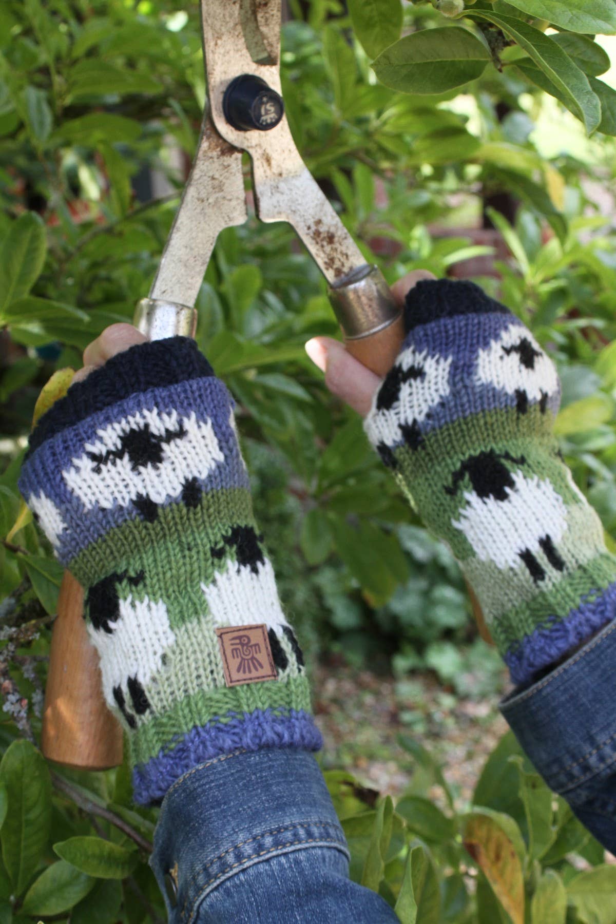 Fingerlose Wollhandschuhe Schafherde mit Schafmotiv von Pachamama – Produktfoto 3