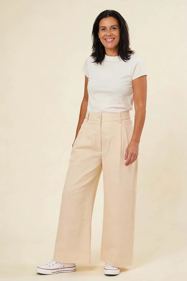 Vintage Bamwoll Hose  in Sand vorne getragen mit weitem Bein