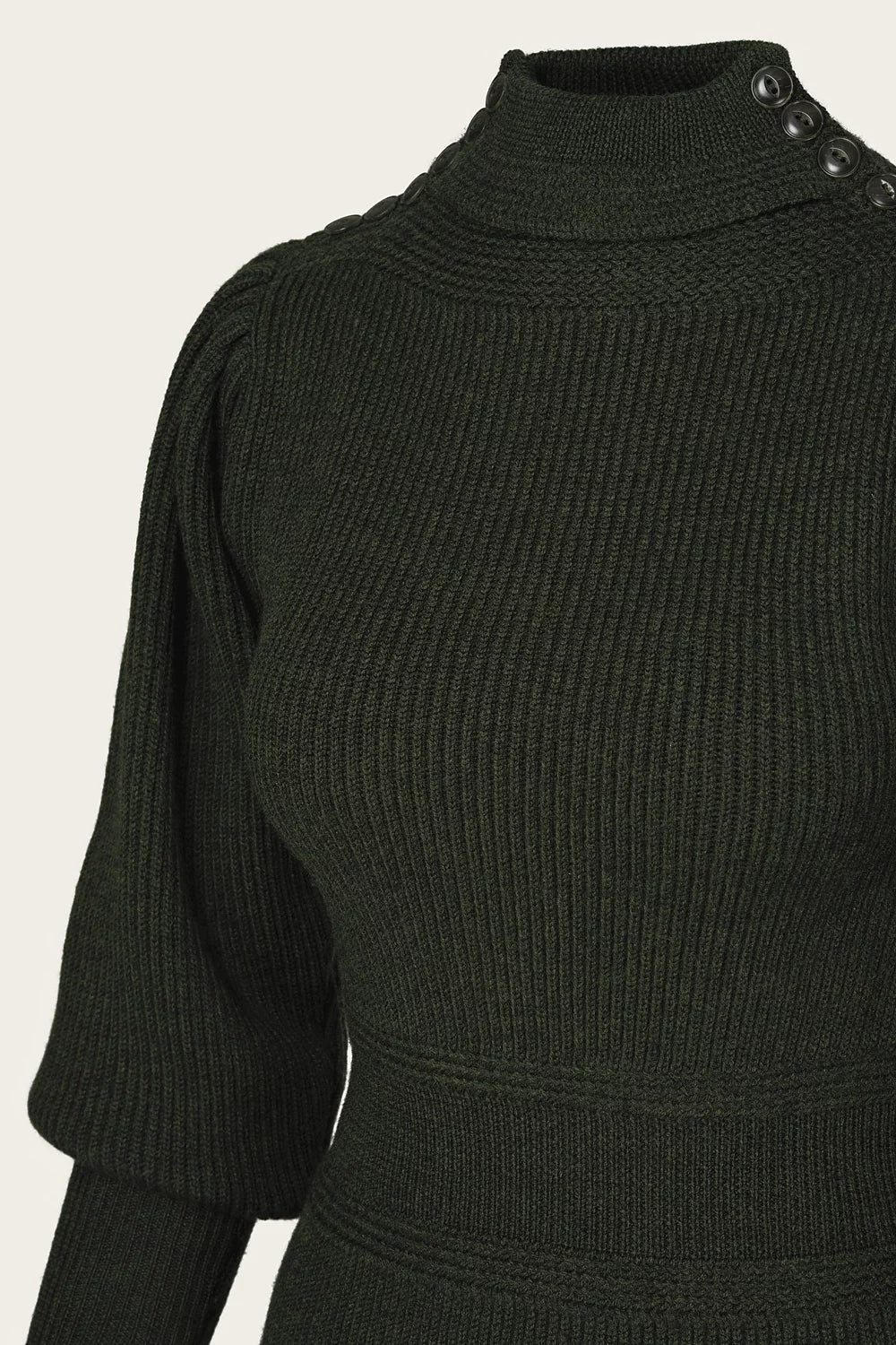 Edwardian Cycling Sweater pine green melange Detail Schulterknöpfe