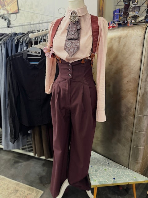 High Waist Marlenehose Plum Pinstripe von emmy design Outfit mit Bluse und Krawatte