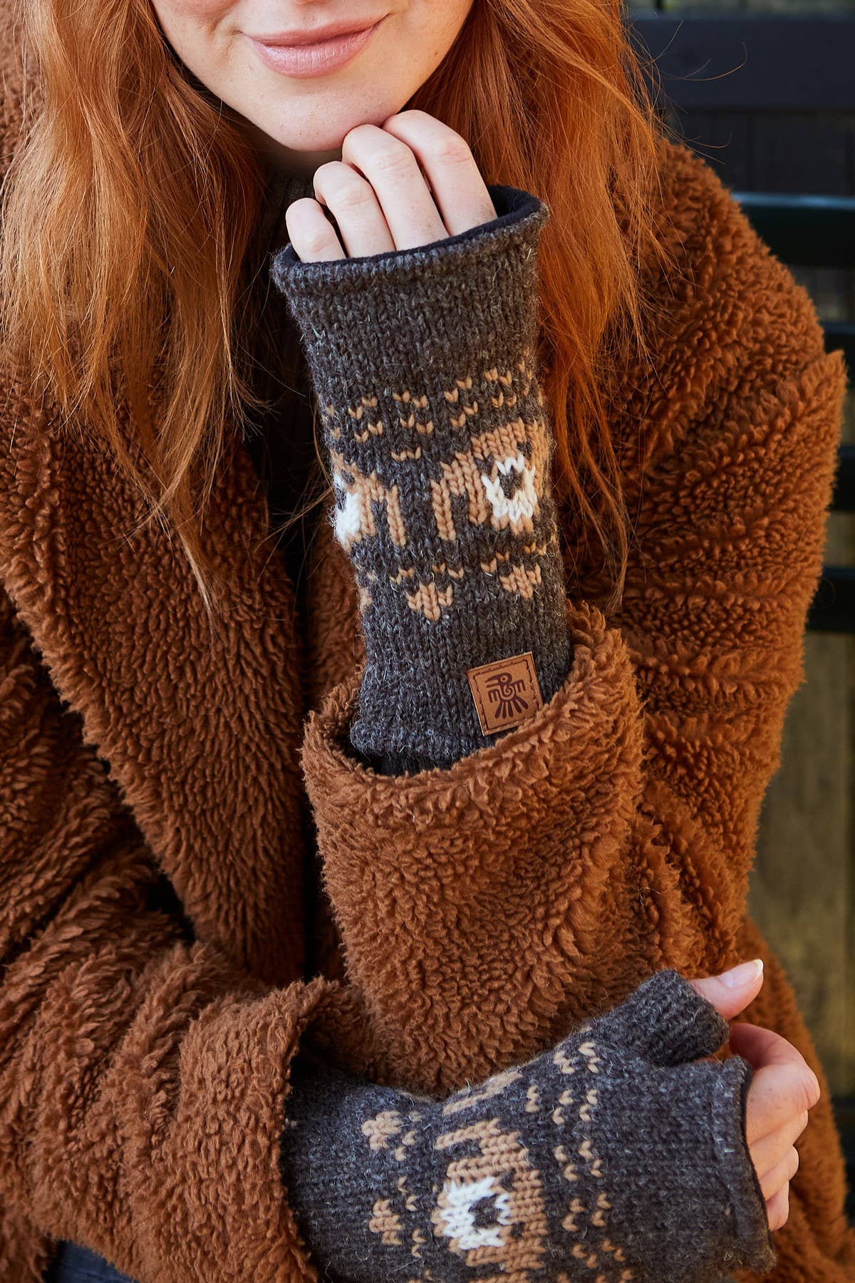 Fingerlose braune Wollhandschuhe Pooch mit Hundemotiv von Pachamama