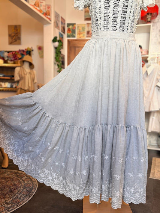 Femkit Betsy Maxirock in Light Grey mit hohem Bund und romantischer Stickerei