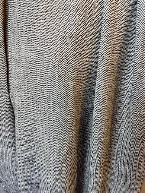 Graues Fischgratmuster der Femkit Hose Betty Herringbone Grey im Detail