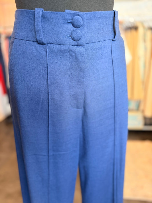 Detailaufnahme High Waist Damenhose in Blau mit Gürtelschlaufen und Knopfverschluss