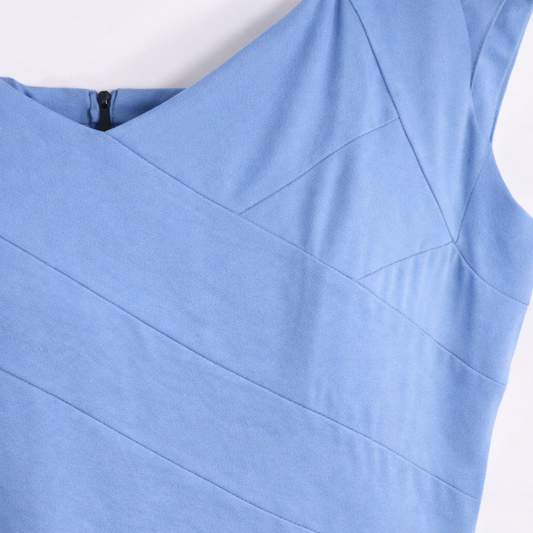 Lichtblaues_Midi_Kleid_mit_V-Ausschnitt_und_schwingendem_Rock_femkit_Berlin