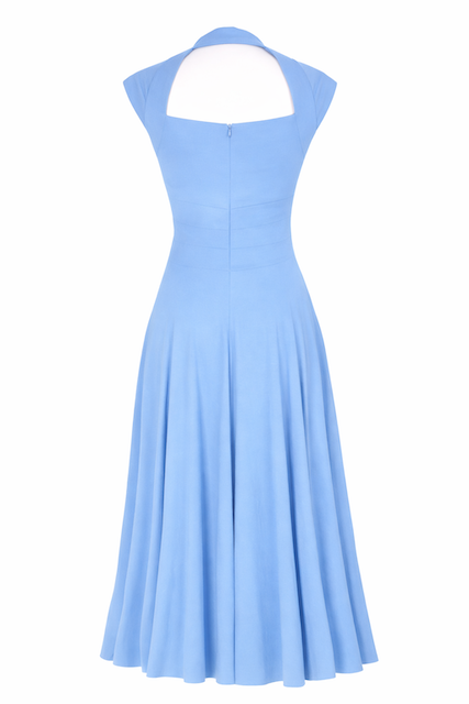 Vintage_inspiriertes_Kleid_lichtblau_mit_Taschen_und_femininer_Silhouette