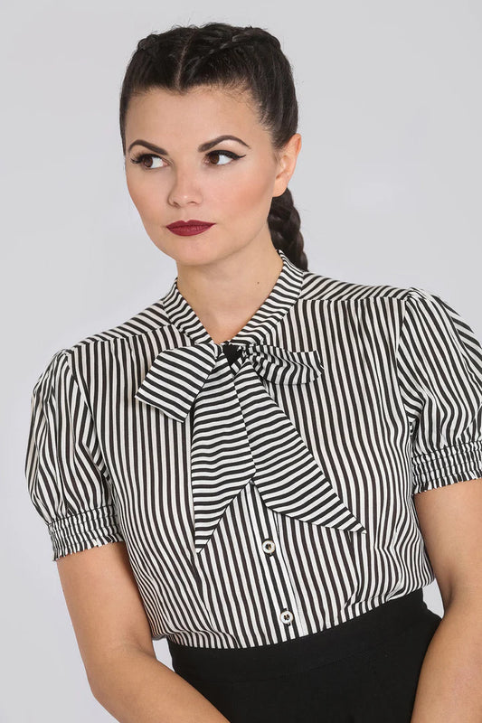 Retro Streifenbluse Humbug im 50s Stil – Model trägt Schwarz Weiß Variante