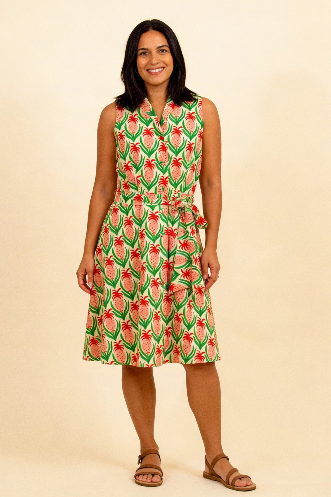 Vintage Sommerkleid mit Ananas Print vorne getragen