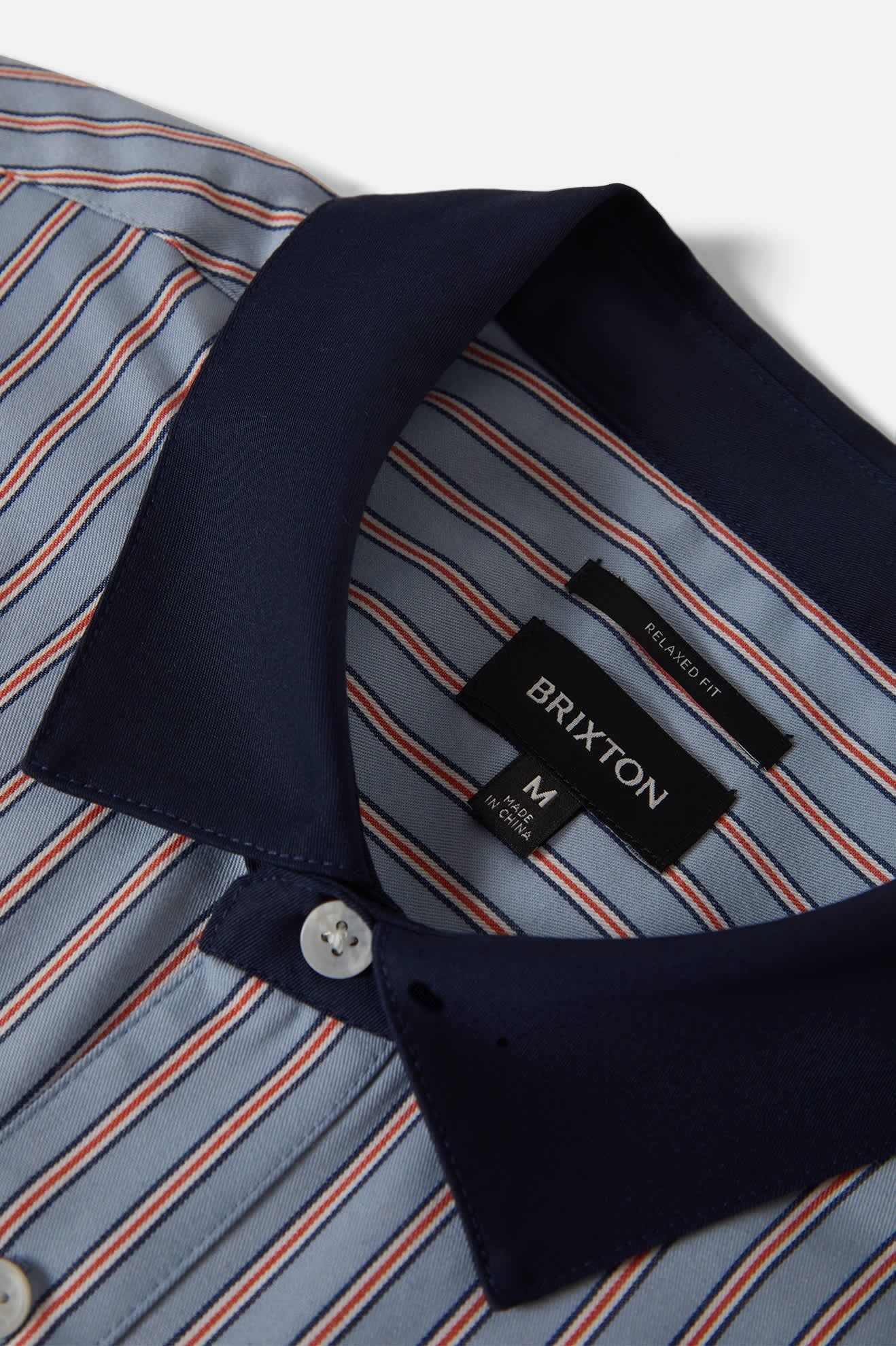 Detailaufnahme vom Brixton Builders Olson Shirt in Blue Aura Stripe mit dunkelblauem Kragen und feinem Streifenmuster