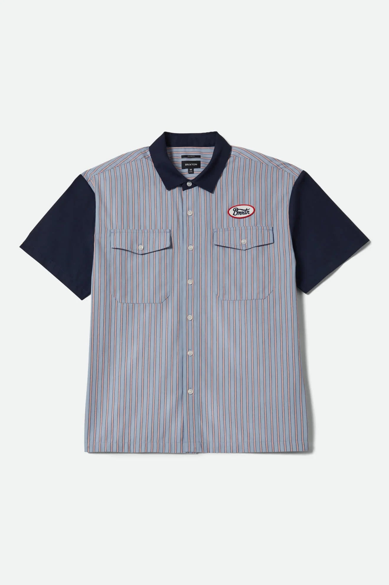 Herrenmodel trägt Brixton Builders Olson Shirt in Blue Aura Stripe mit dunklem Kragen im vintage-inspirierten Workwear Stil
