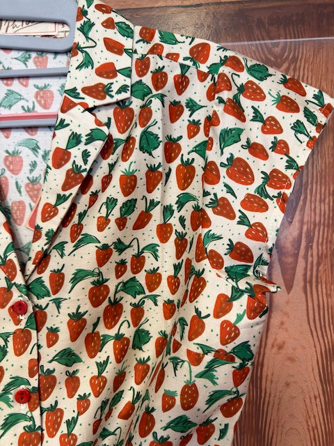 Palava Peggy Bluse Erdbeer Print Vintage Blusentop Damen Vorderansicht