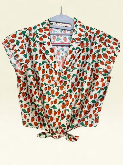 Palava Peggy Bluse mit Erdbeer-Print aus Baumwollsatin. Vintage-inspiriertes Blusentop mit Bindeband – leicht, feminin & verspielt.