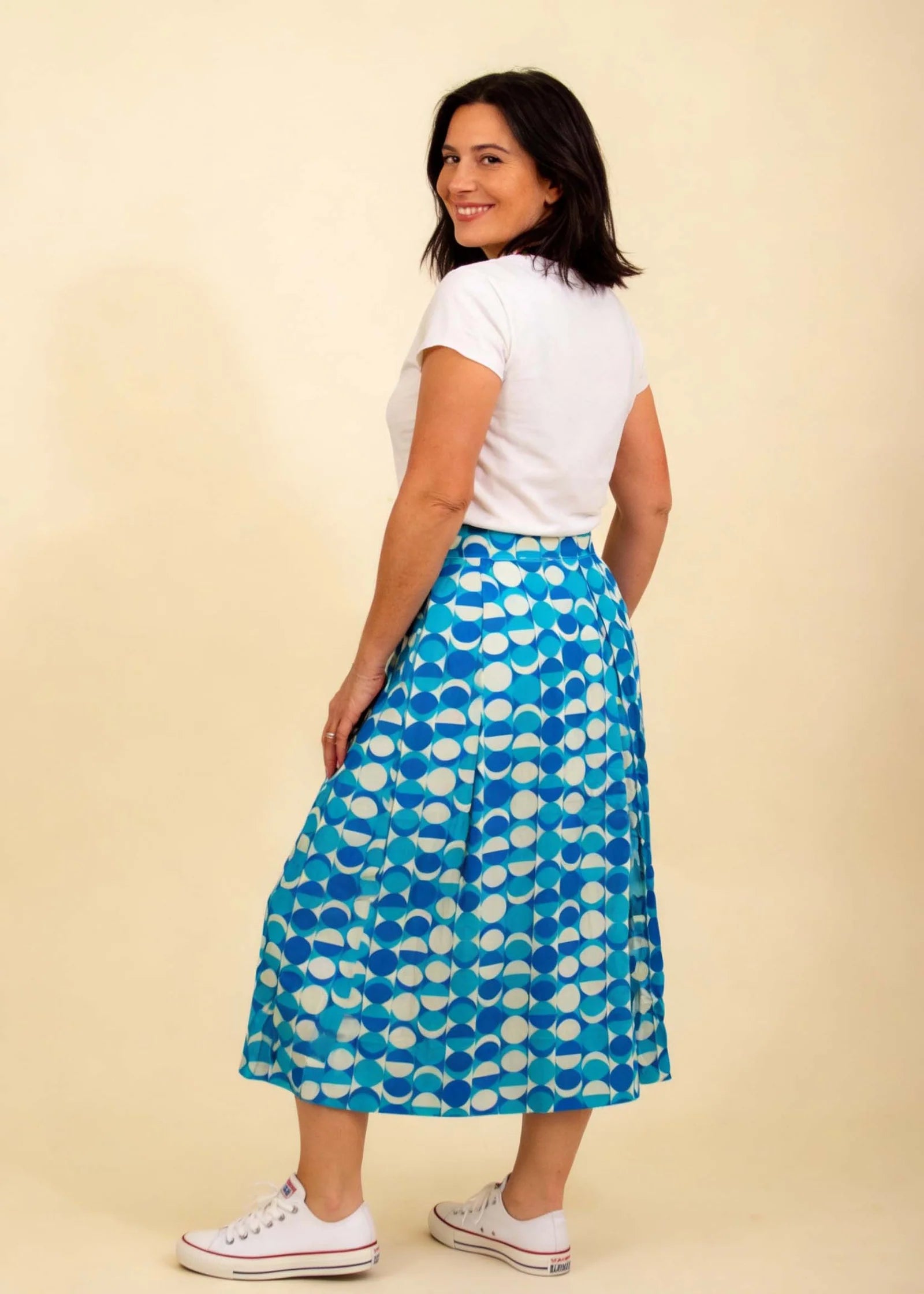 Vintage Midi Rock mit Bauhaus Muster vorne getragen