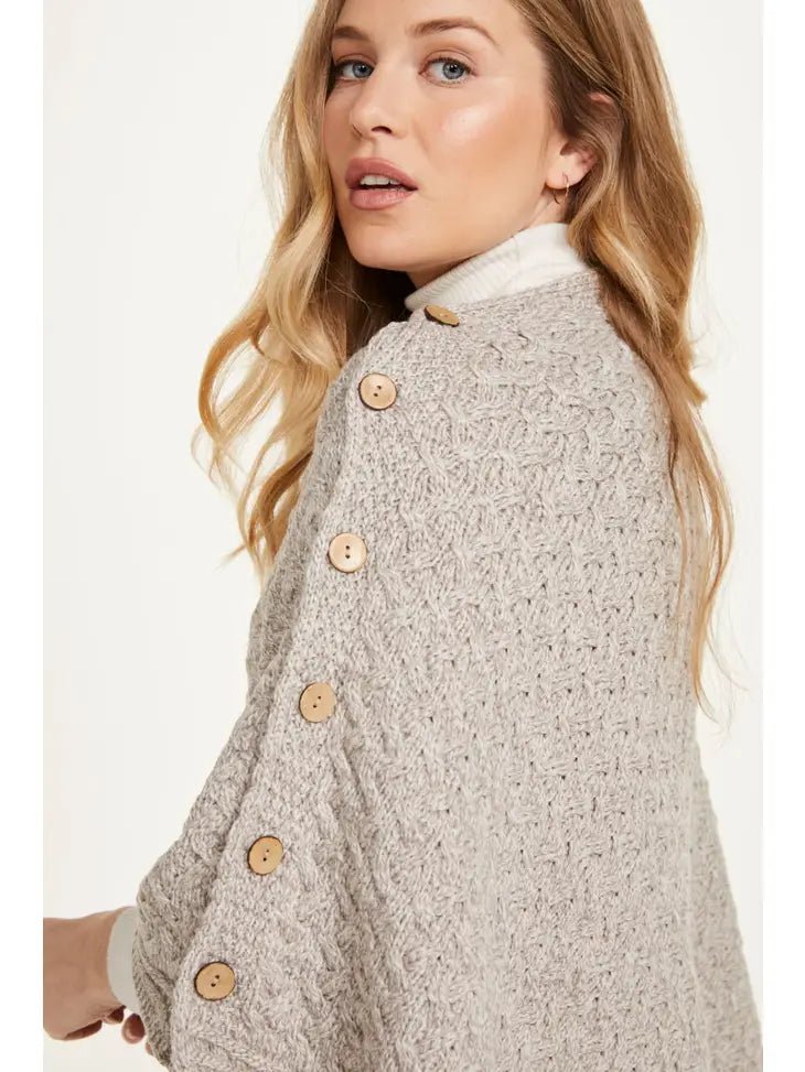 Beige Merinowollcape mit Kokosknöpfen