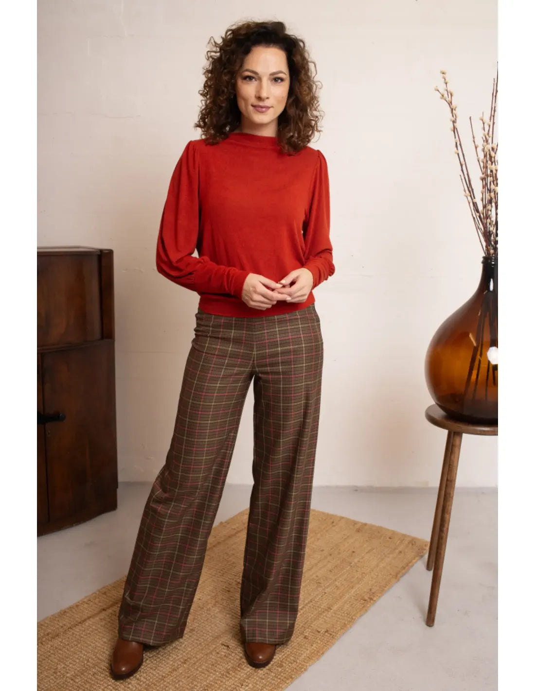 Very Cherry Maya Top Doriana Orange – vintage inspirierter Damen Pullover in Orange mit hohem Rundhalsausschnitt