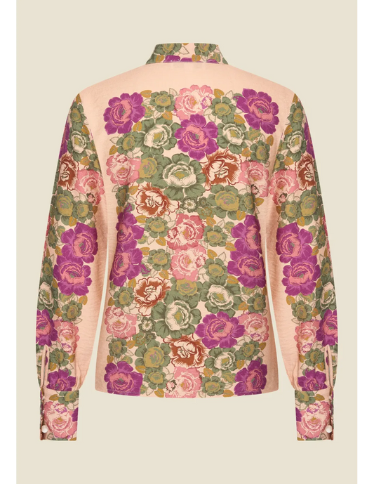 Detailansicht Rüschenkragen und Blumenprint der Very Cherry Mayka Bluse