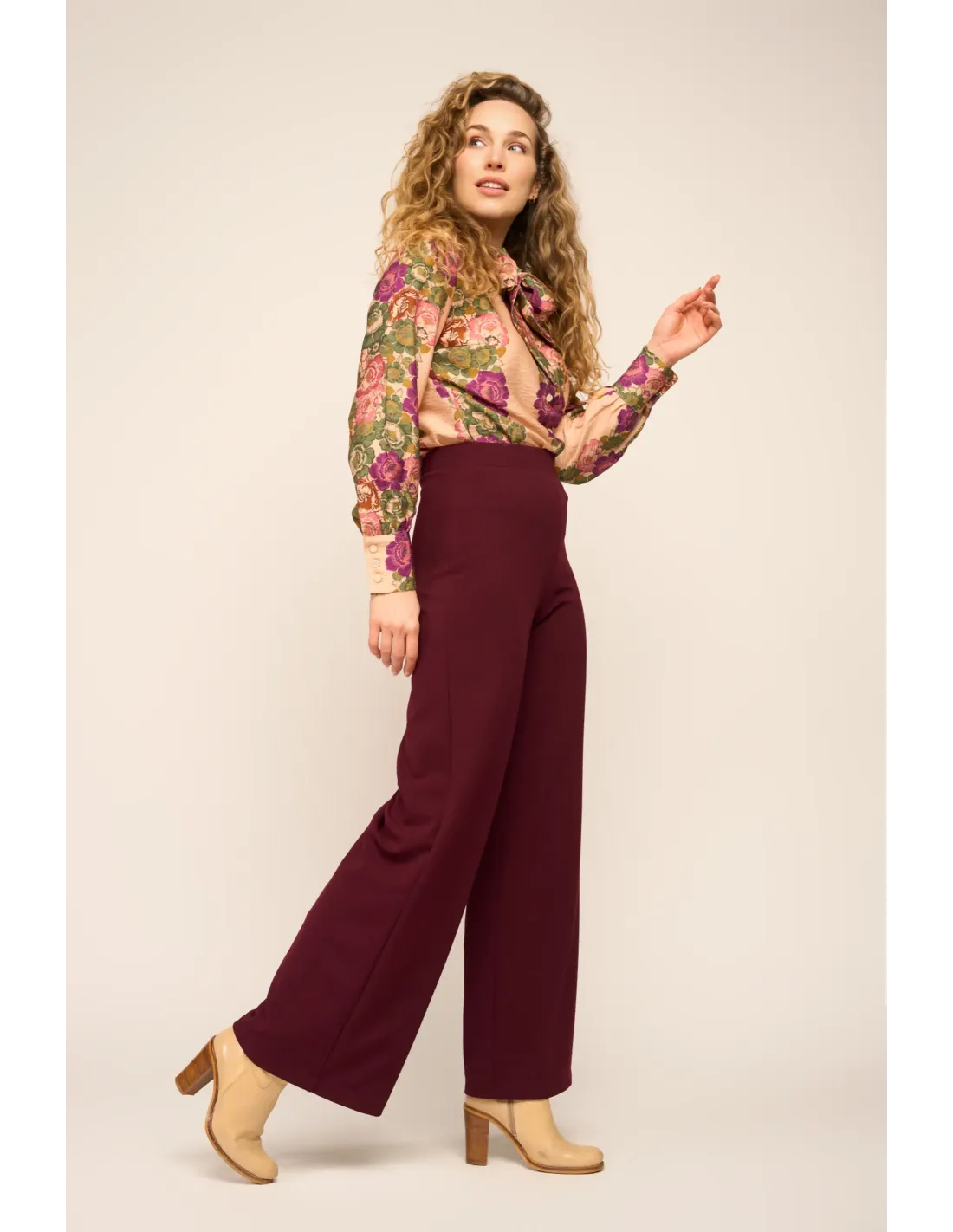 Very Cherry Mayka Bluse mit Schleifenkragen und langen Ärmeln